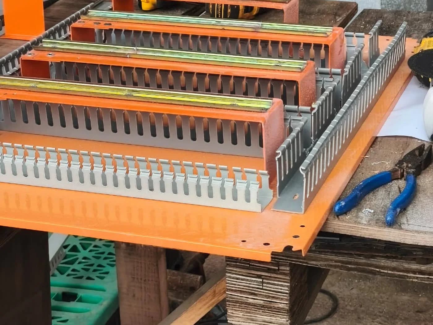 Gabinete eléctrico con canaletas ranuradas y riel DIN listo para montaje