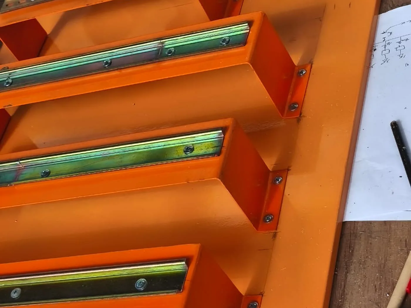 Estructura de gabinete eléctrico con riel DIN visto en detalle