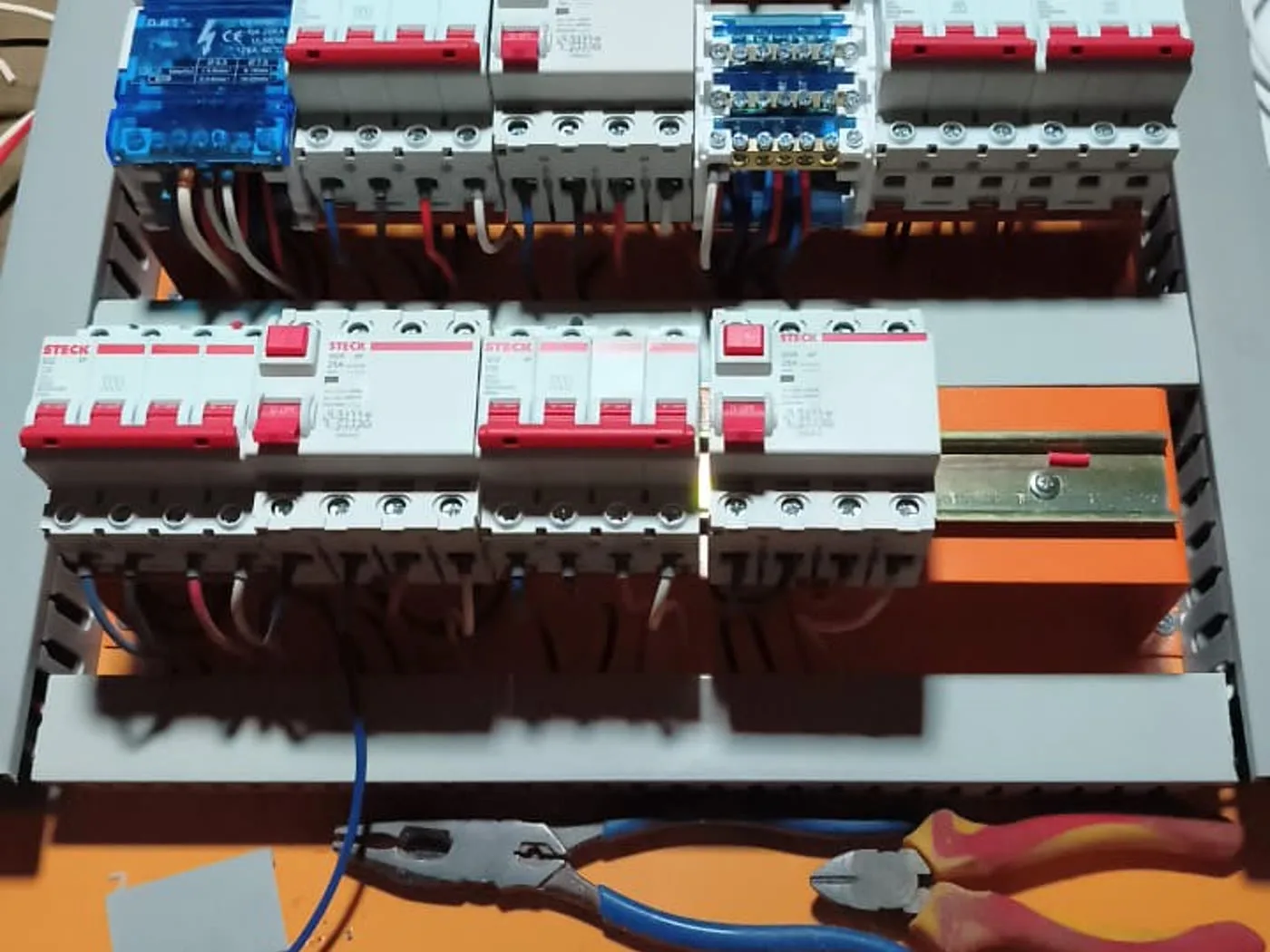 Tablero general terminado con múltiples circuitos y cableado ordenado